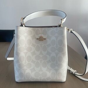 NWOT Coach bucket bag